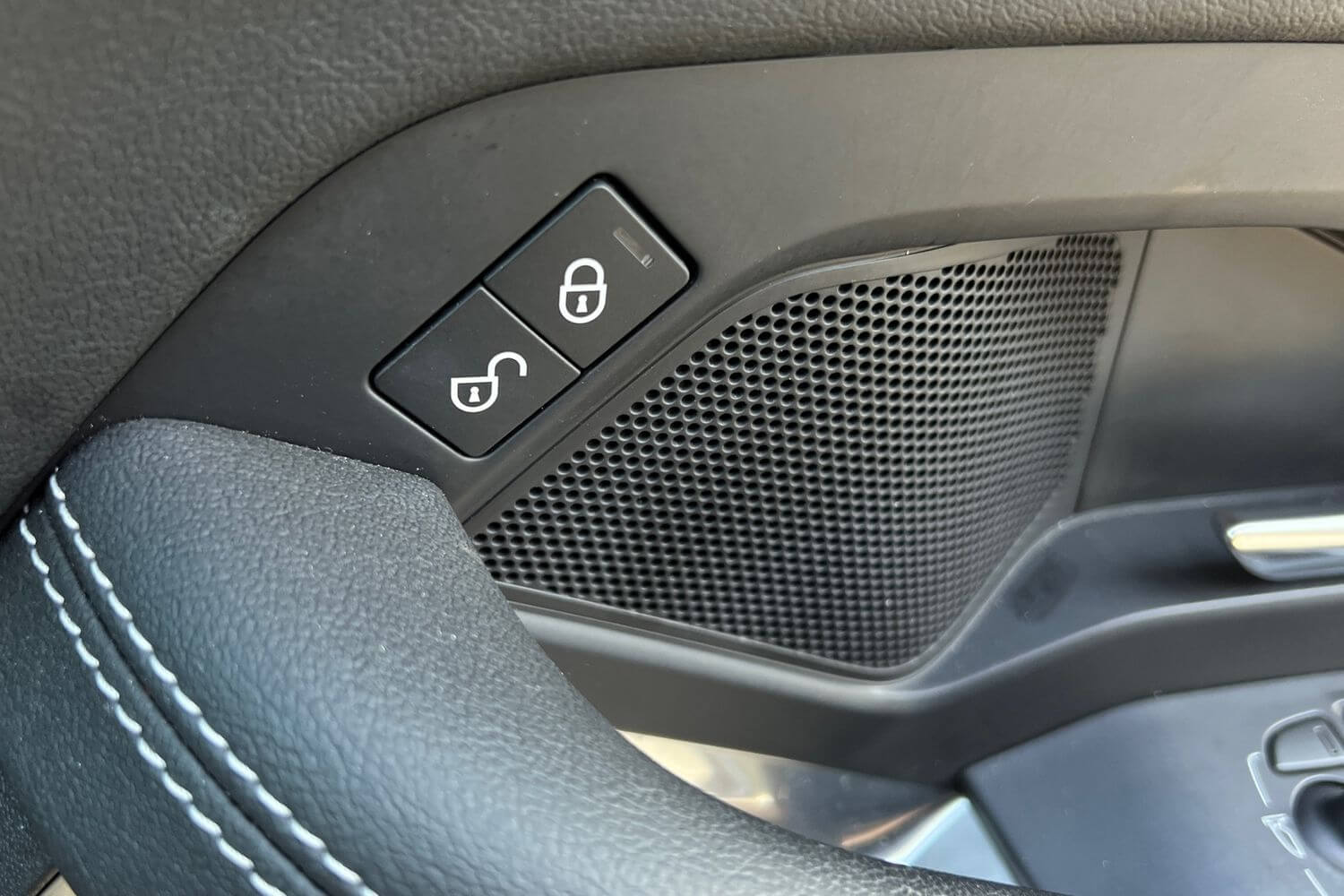 Jaguar E-PACE thumbnail image number 16