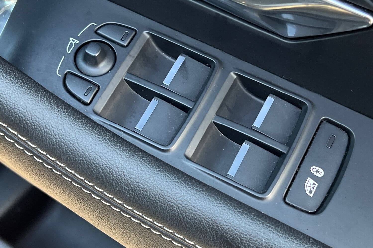 Jaguar E-PACE thumbnail image number 17