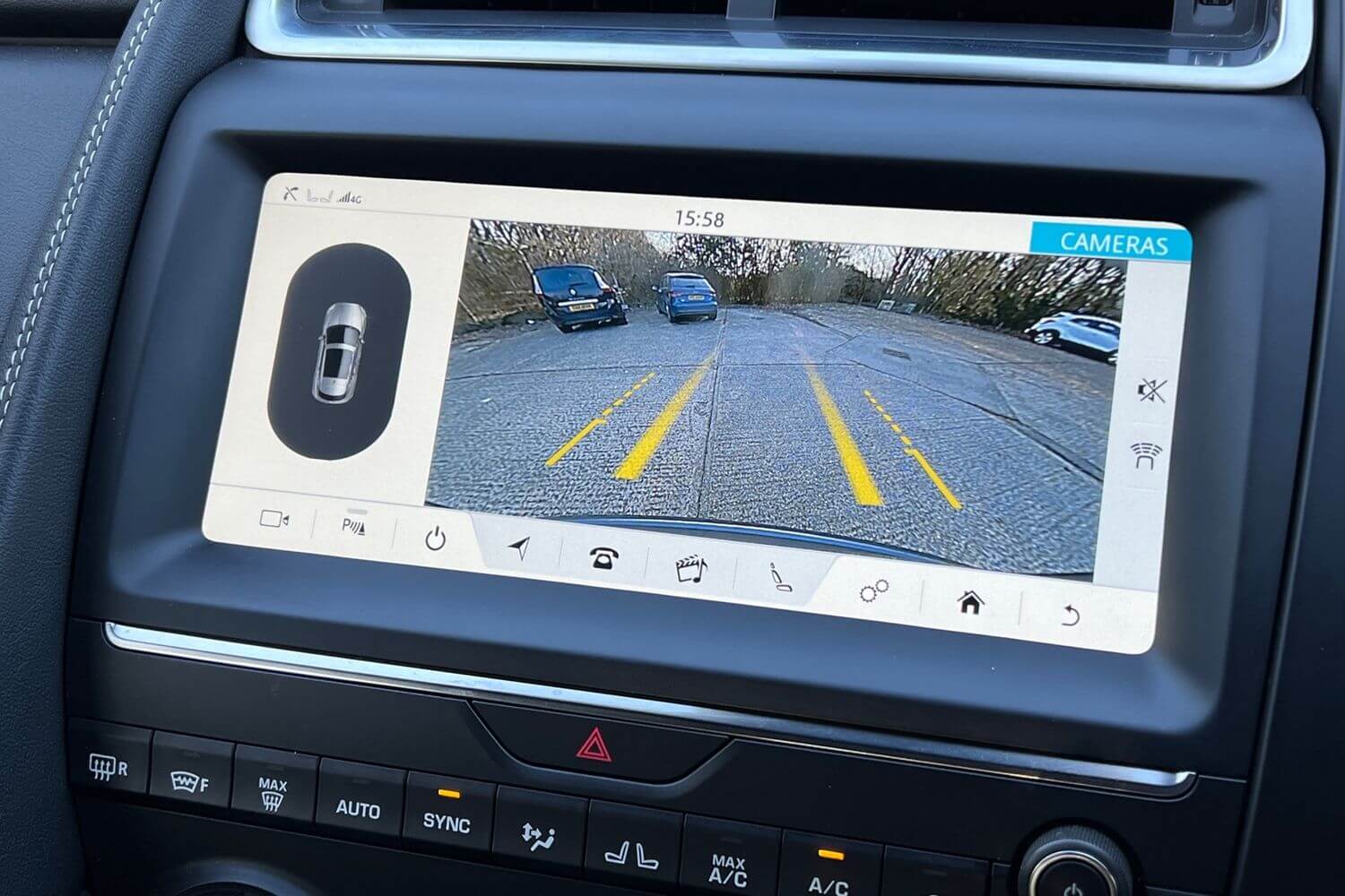 Jaguar E-PACE thumbnail image number 18