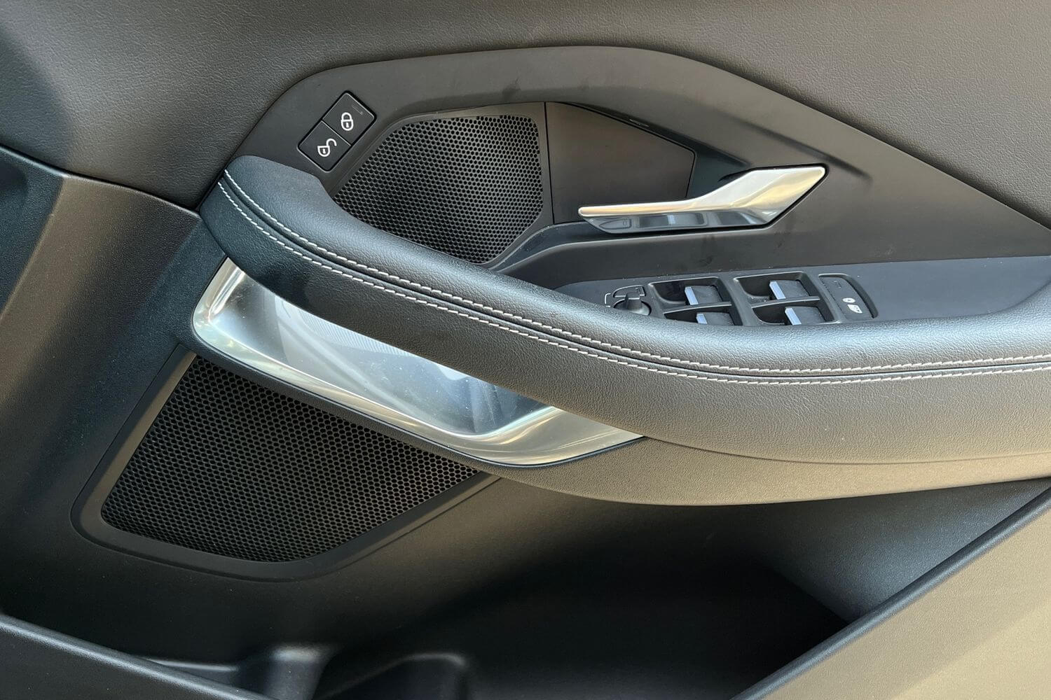 Jaguar E-PACE thumbnail image number 32