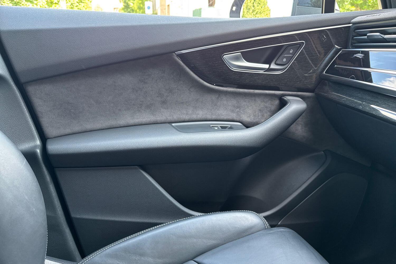 Audi Q7 thumbnail image number 35