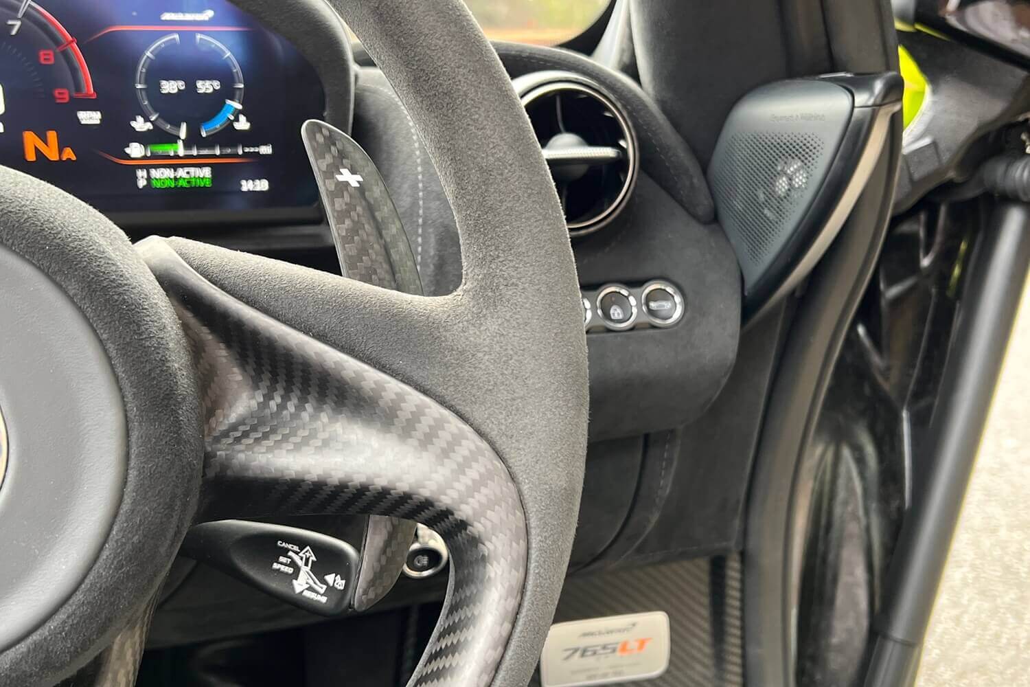 McLaren 765LT thumbnail image number 24