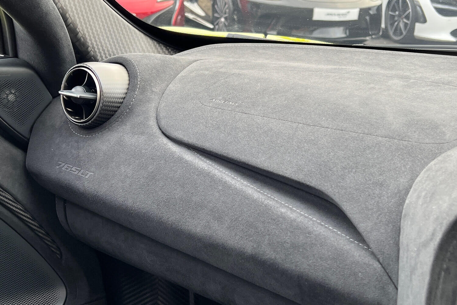 McLaren 765LT thumbnail image number 32