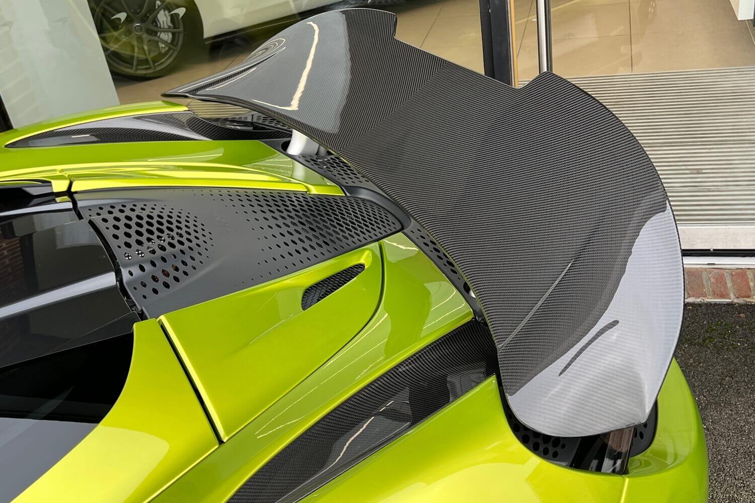 McLaren 765LT thumbnail image number 34