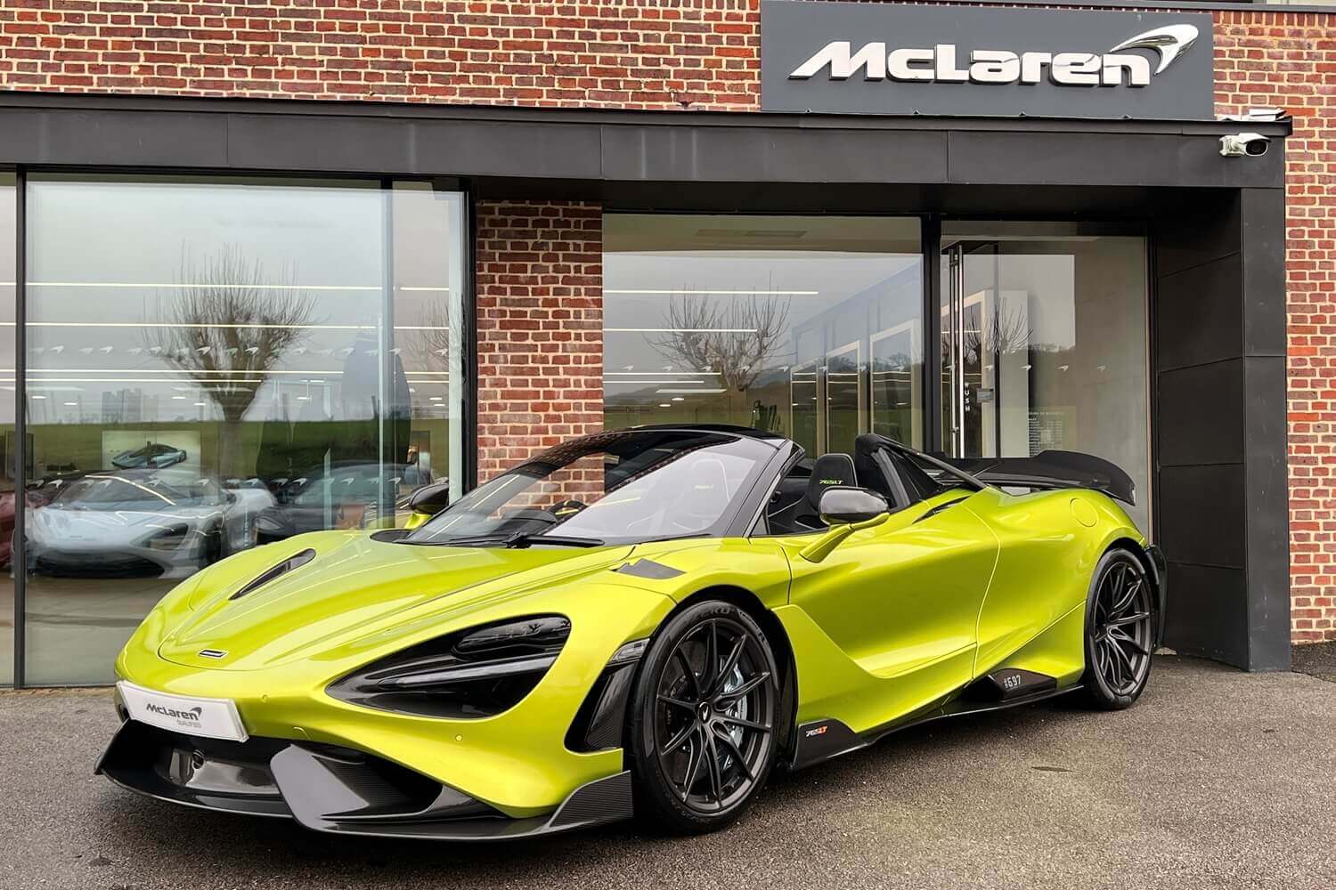 McLaren 765LT thumbnail image number 35