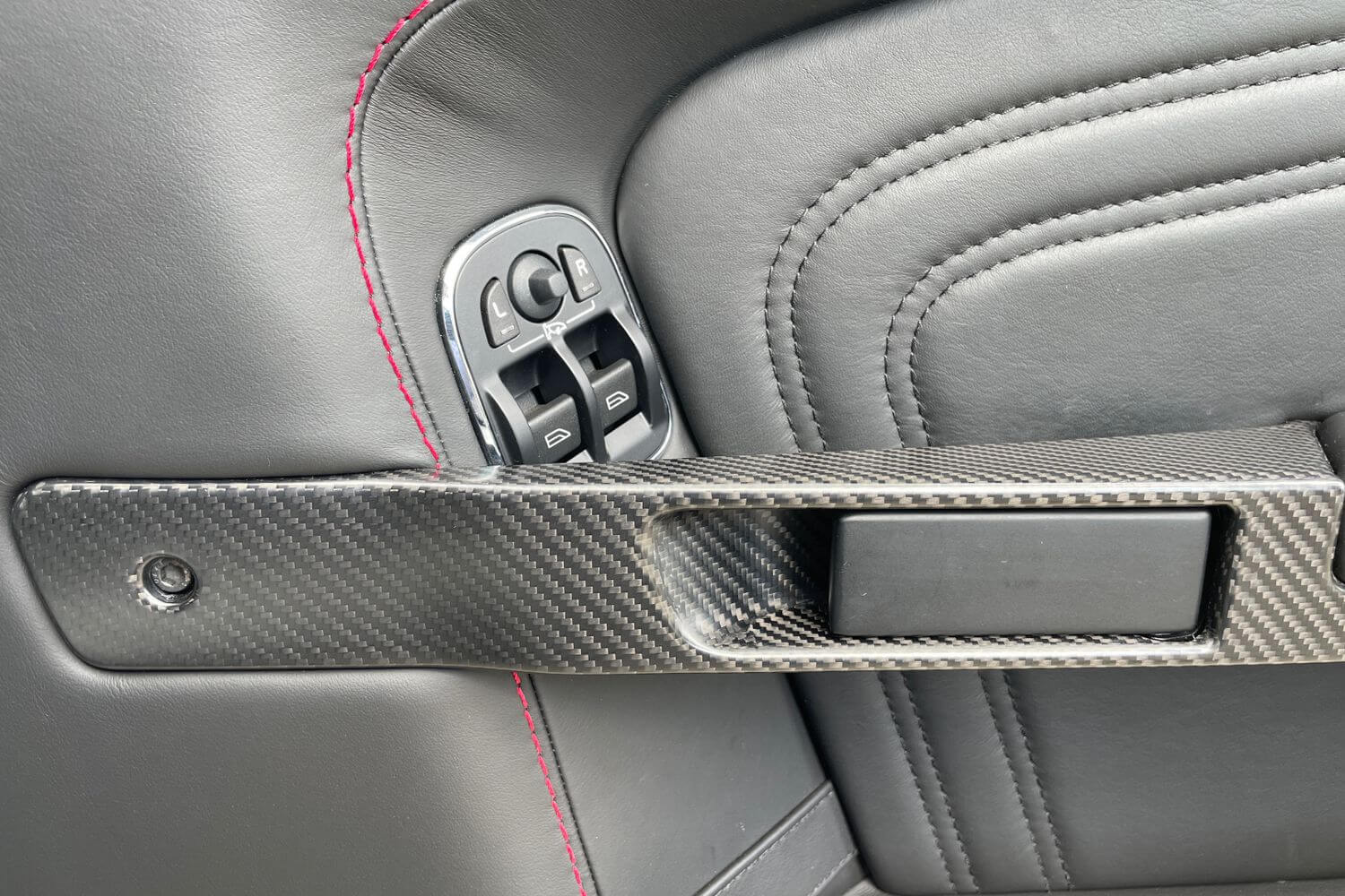 Aston Martin DBS thumbnail image number 15