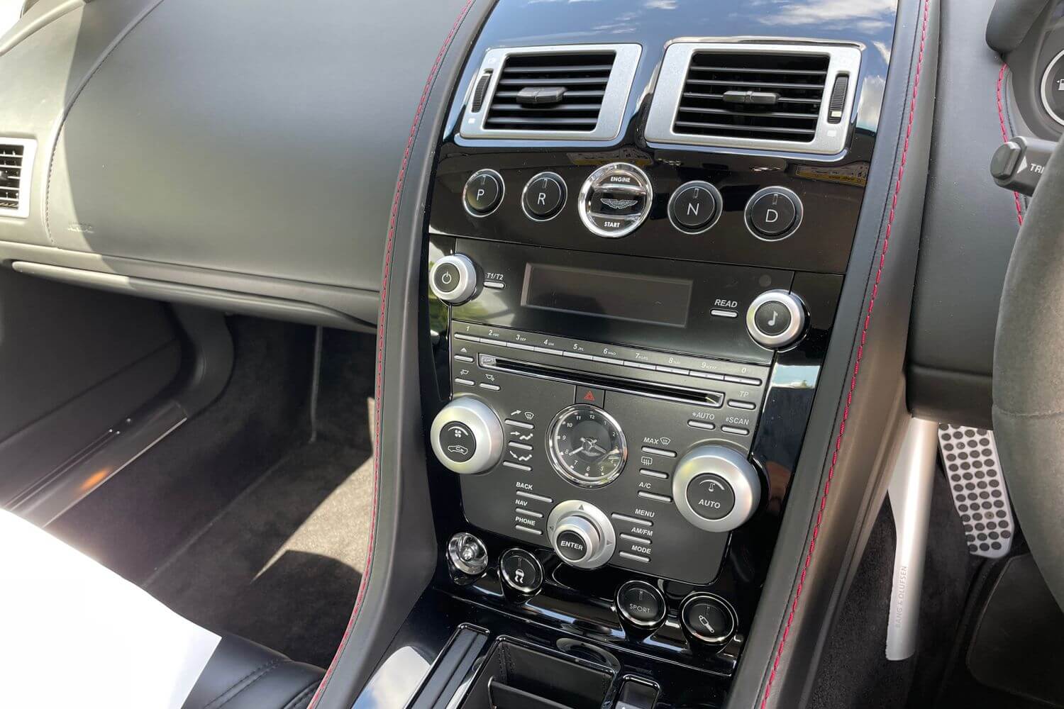 Aston Martin DBS thumbnail image number 16