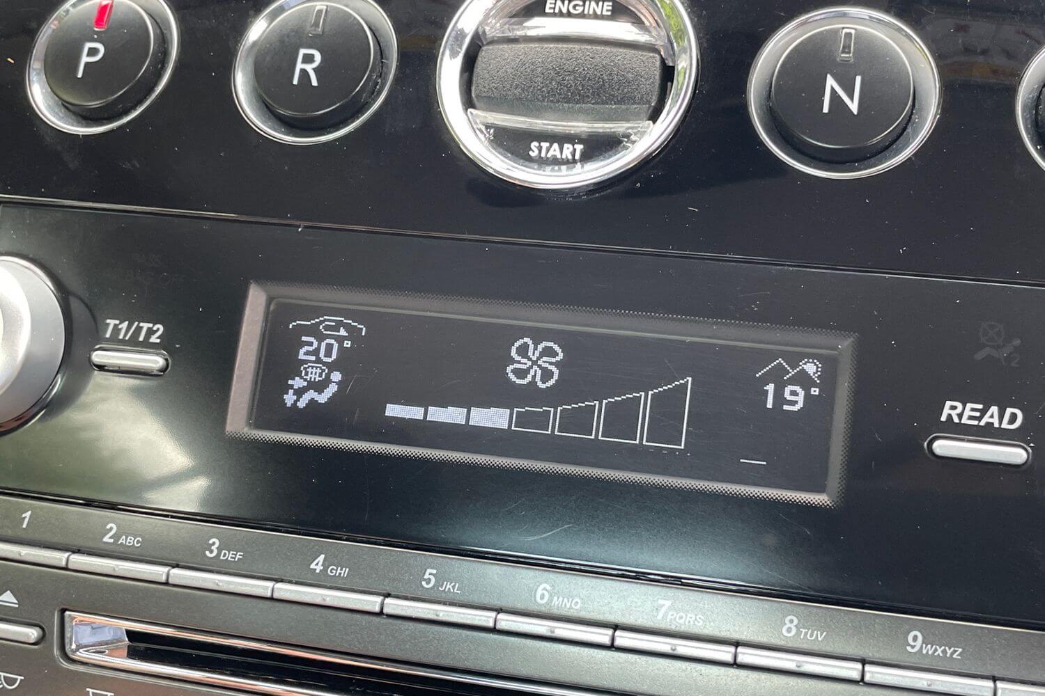 Aston Martin DBS thumbnail image number 17