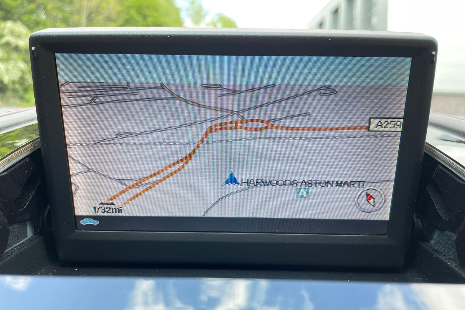 Aston Martin DBS thumbnail image number 18