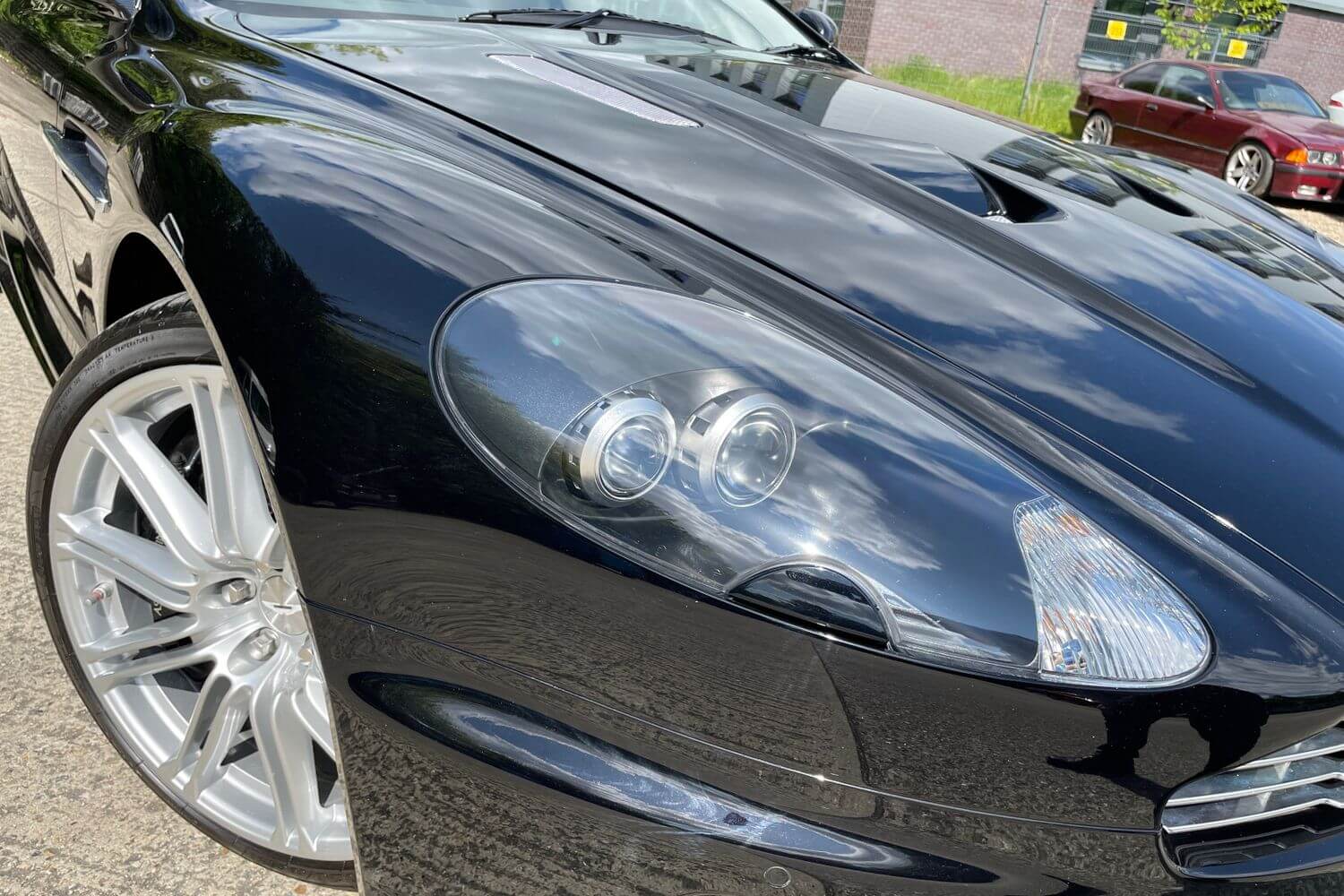 Aston Martin DBS thumbnail image number 2