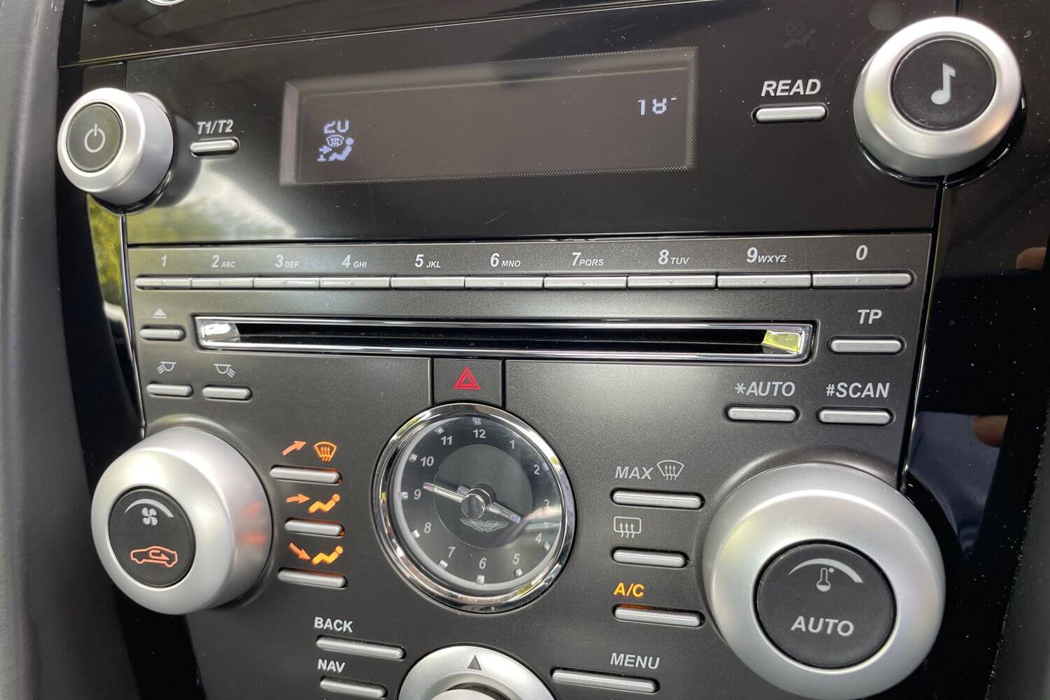 Aston Martin DBS thumbnail image number 21