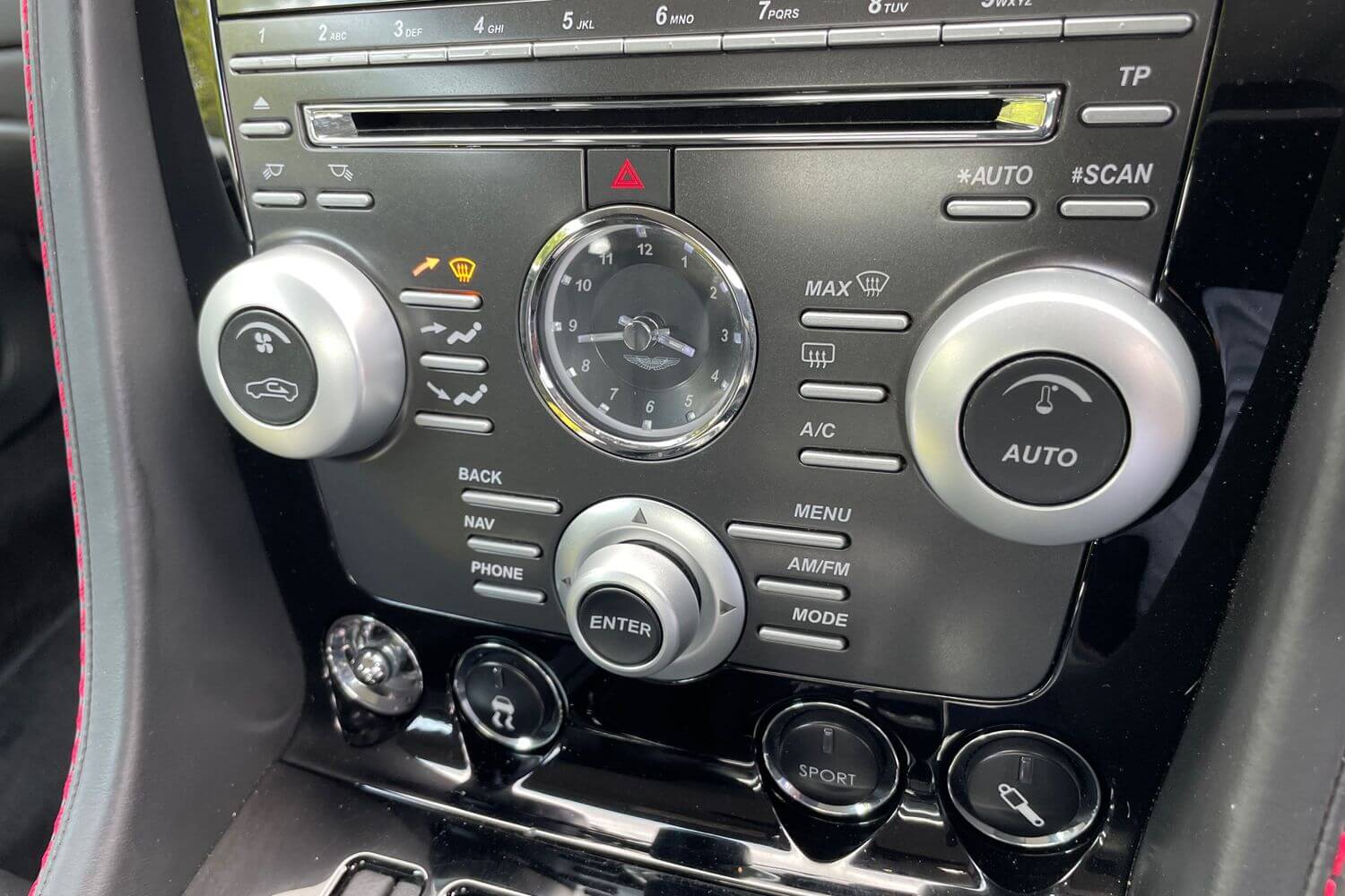 Aston Martin DBS thumbnail image number 22