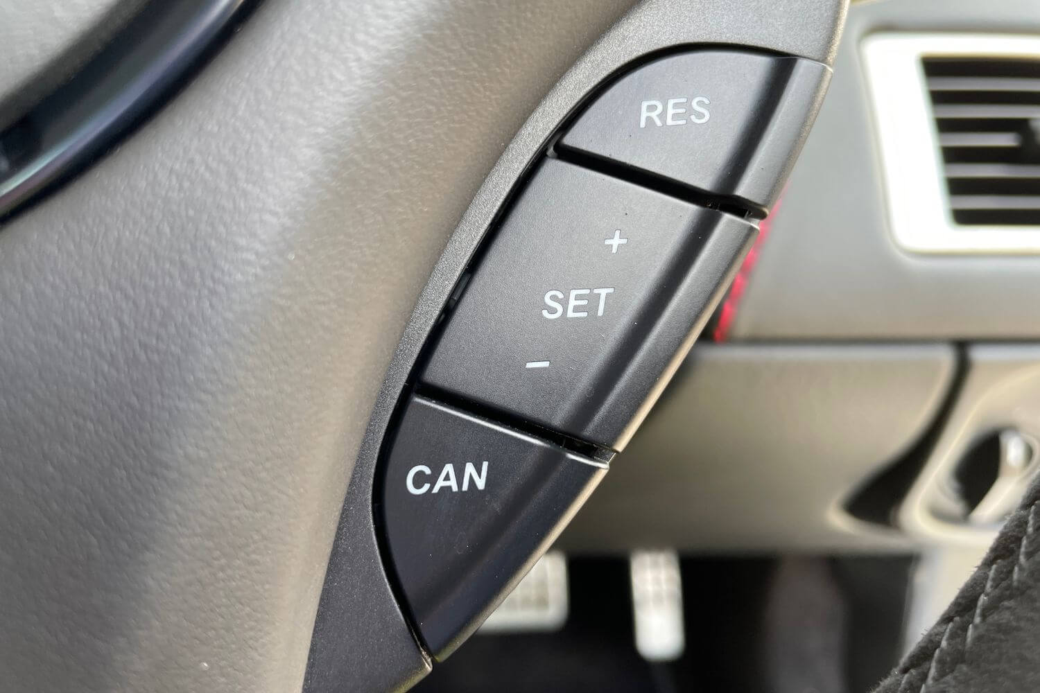 Aston Martin DBS thumbnail image number 25