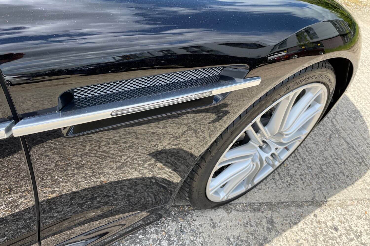 Aston Martin DBS thumbnail image number 30