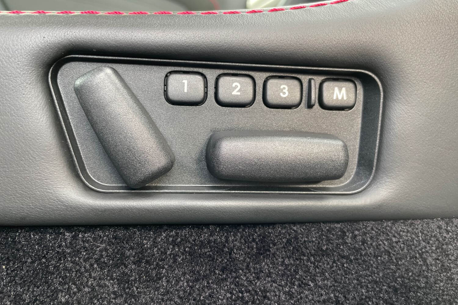 Aston Martin DBS thumbnail image number 31