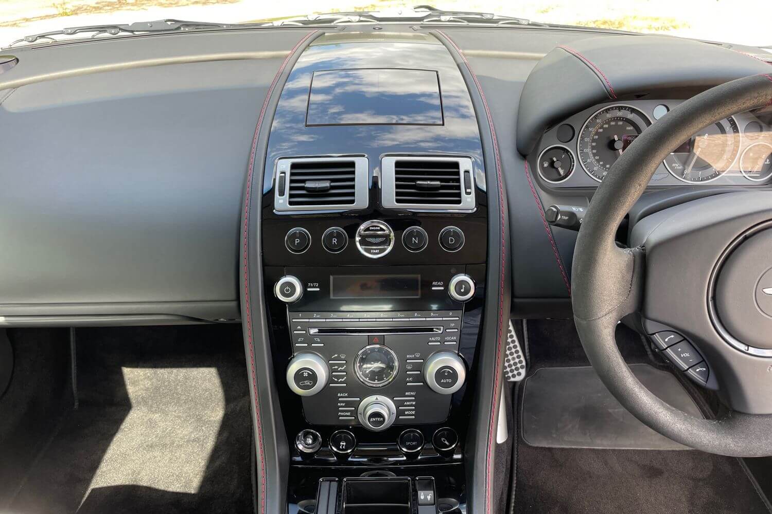 Aston Martin DBS thumbnail image number 33