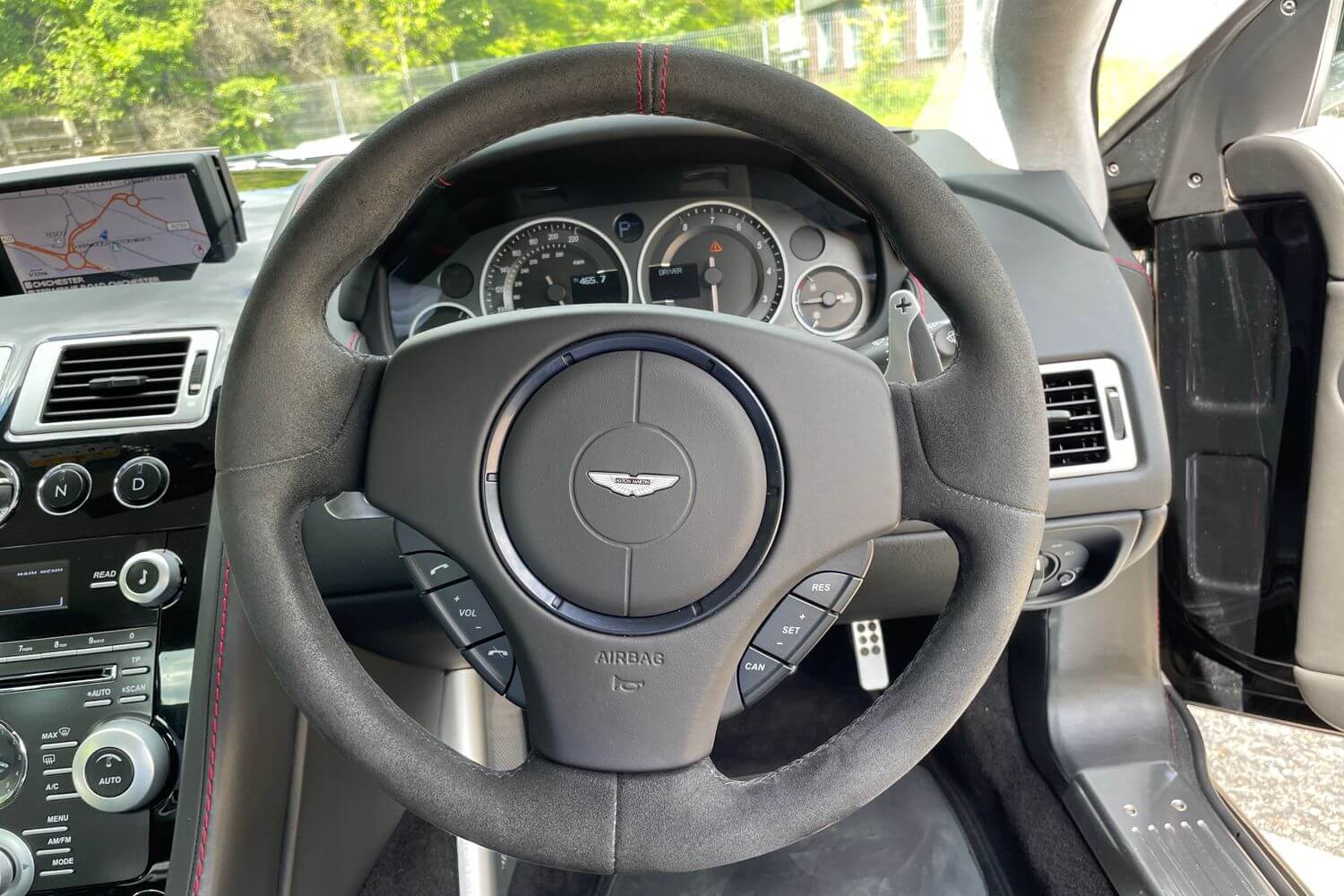 Aston Martin DBS thumbnail image number 36