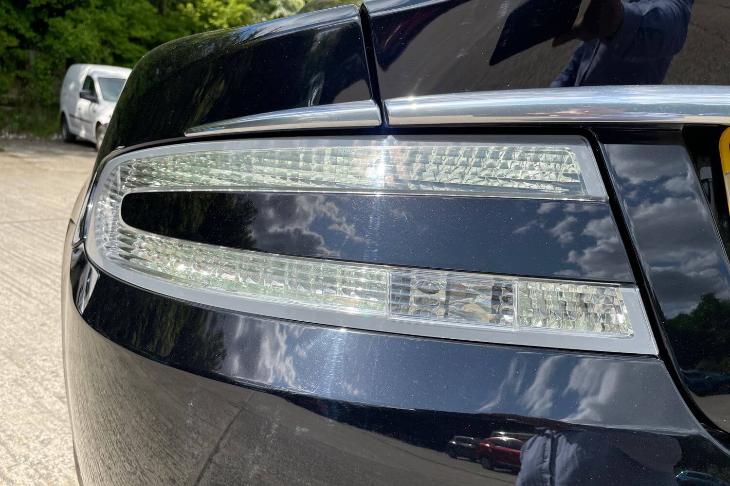 Aston Martin DBS thumbnail image number 9