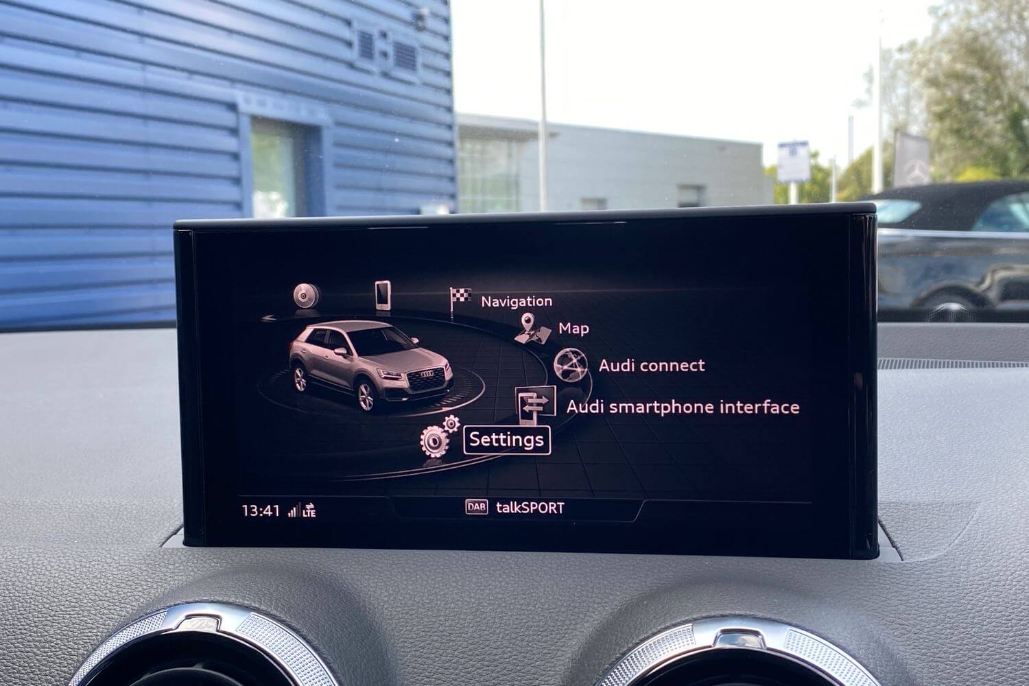 Audi Q2 thumbnail image number 15