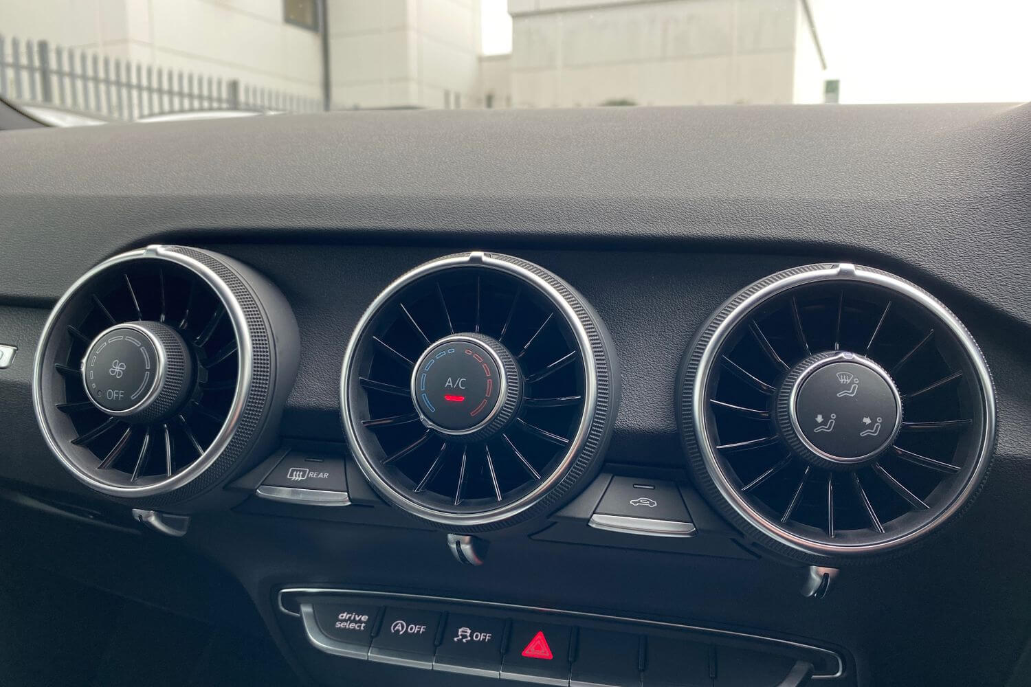 Audi TT thumbnail image number 16