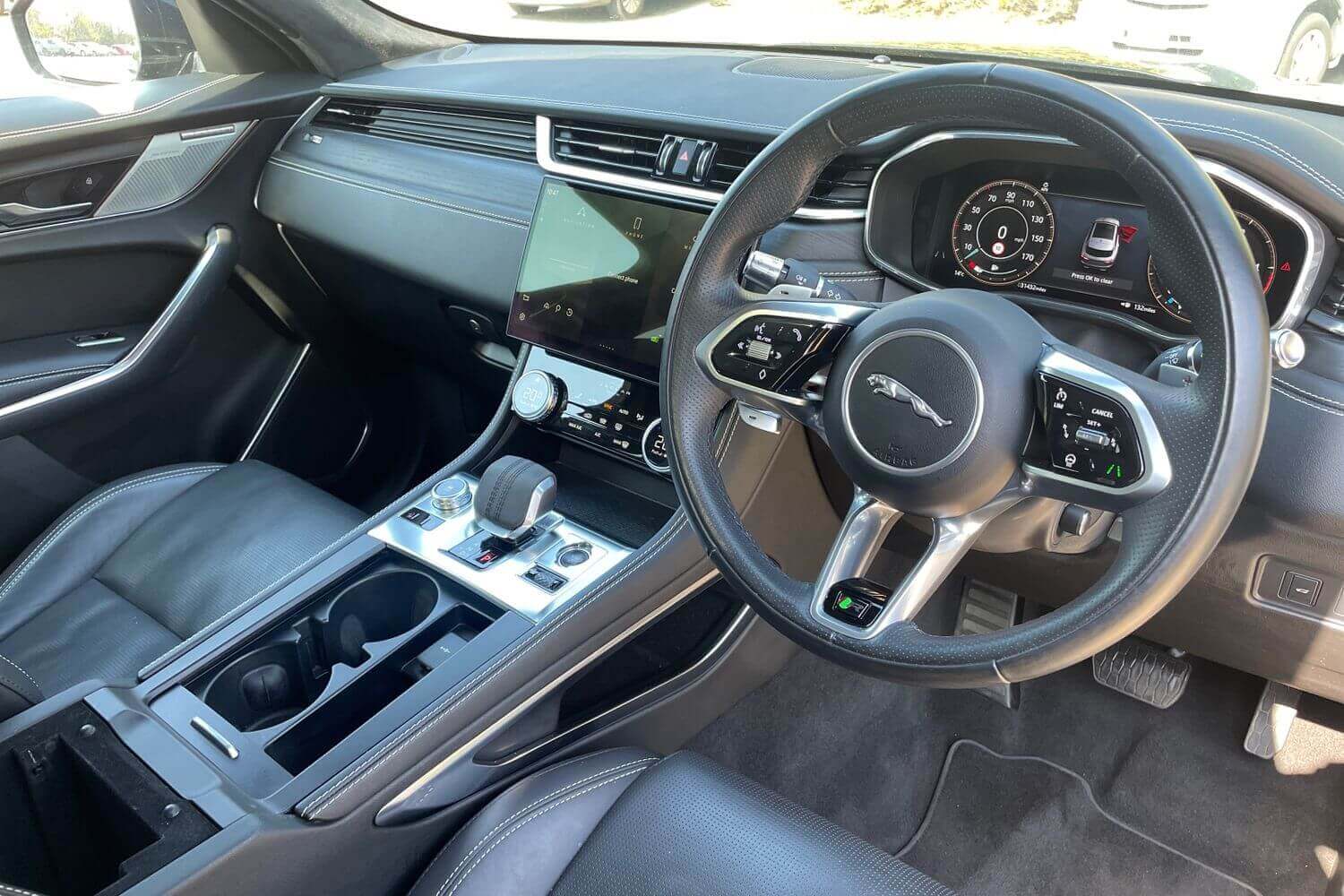 Jaguar F-PACE thumbnail image number 17