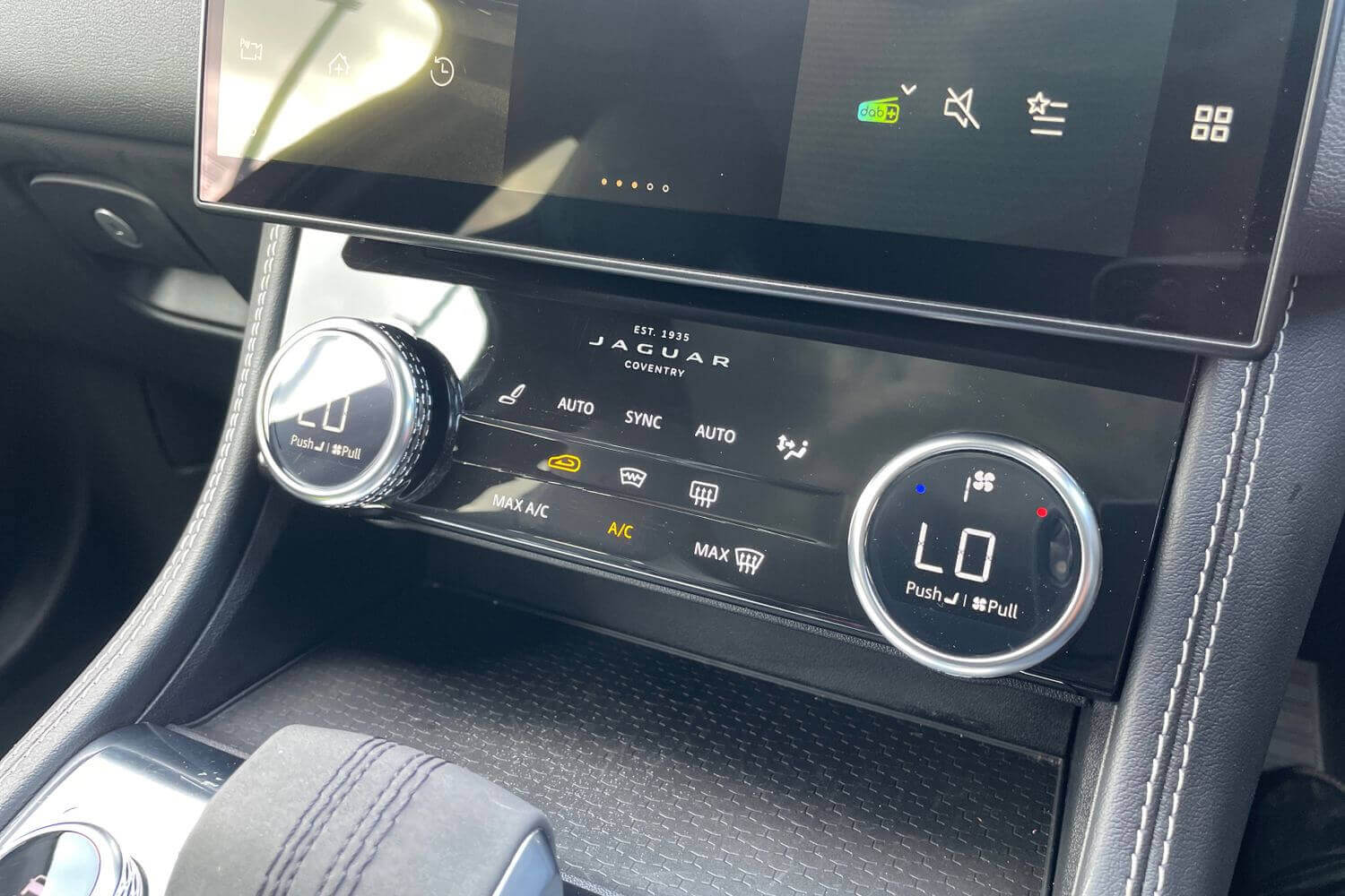 Jaguar F-PACE thumbnail image number 22