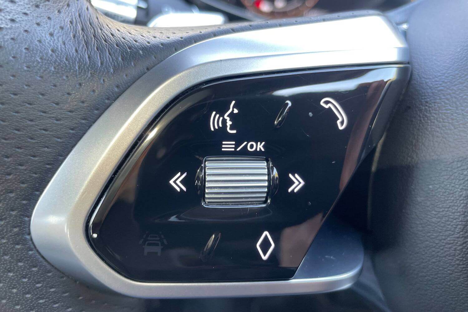 Jaguar F-PACE thumbnail image number 24