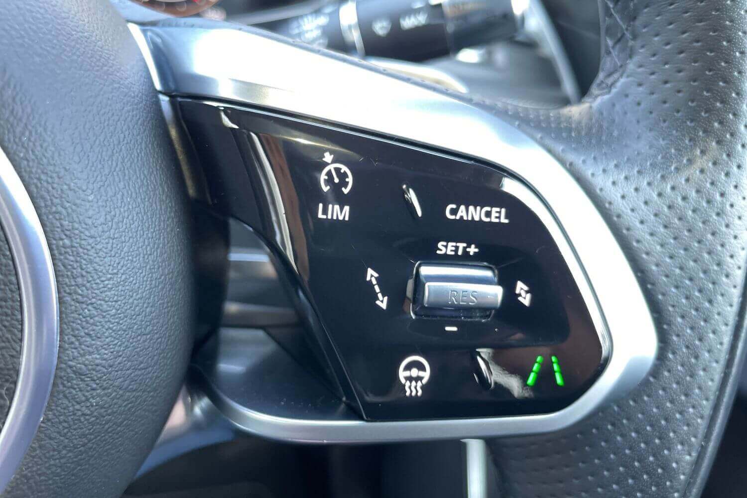 Jaguar F-PACE thumbnail image number 25