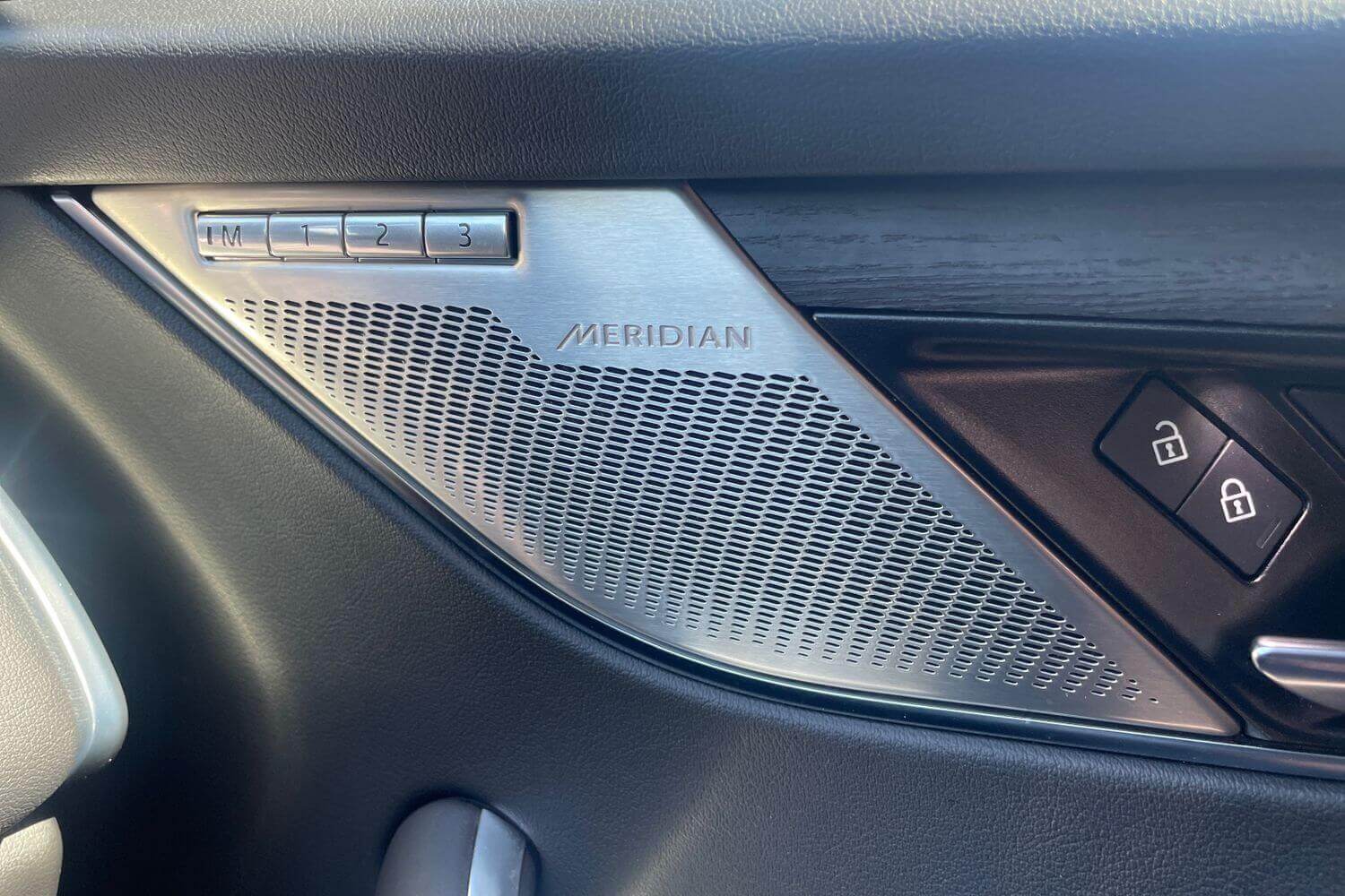 Jaguar F-PACE thumbnail image number 29