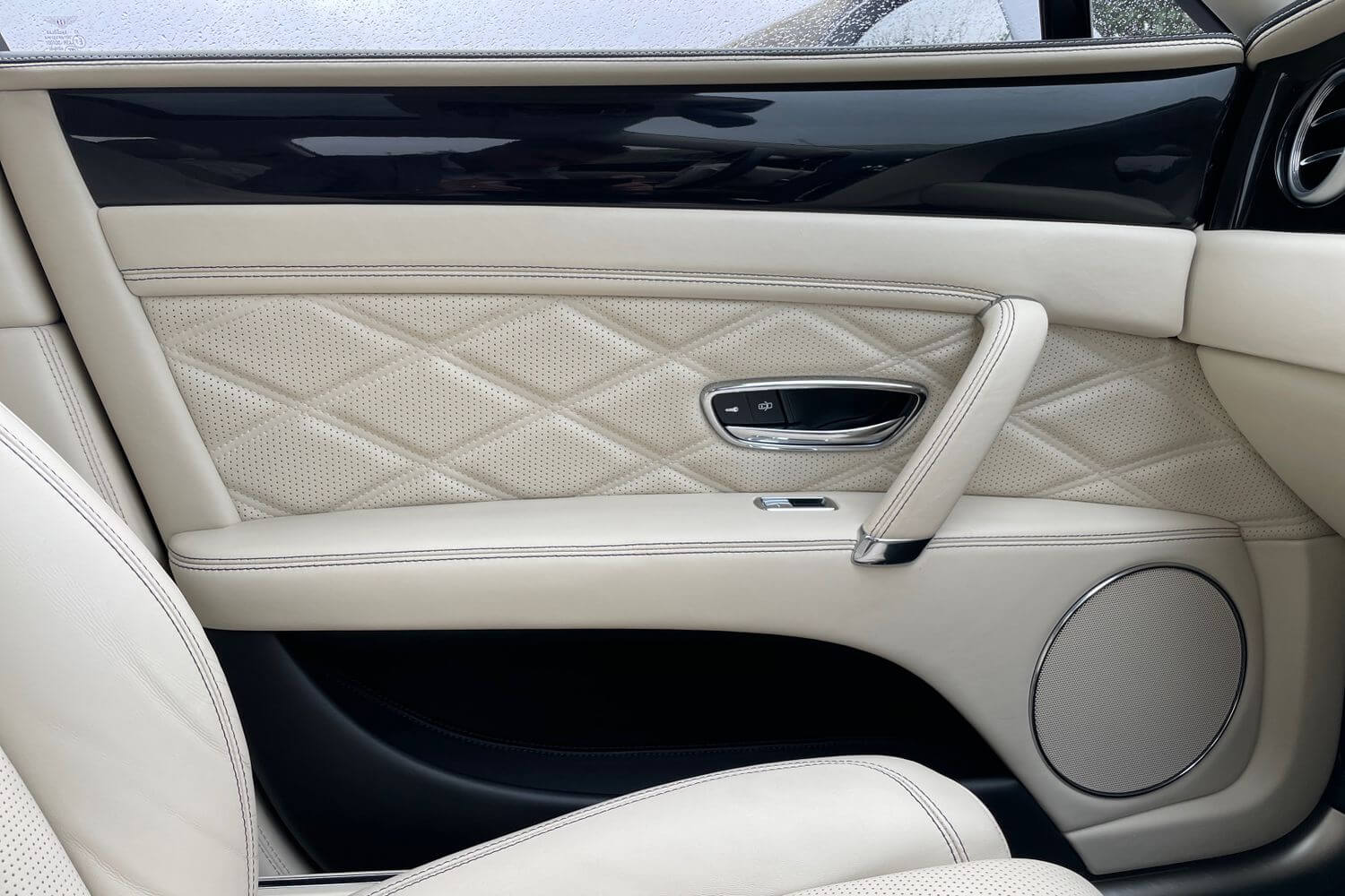 Bentley FLYING SPUR thumbnail image number 28