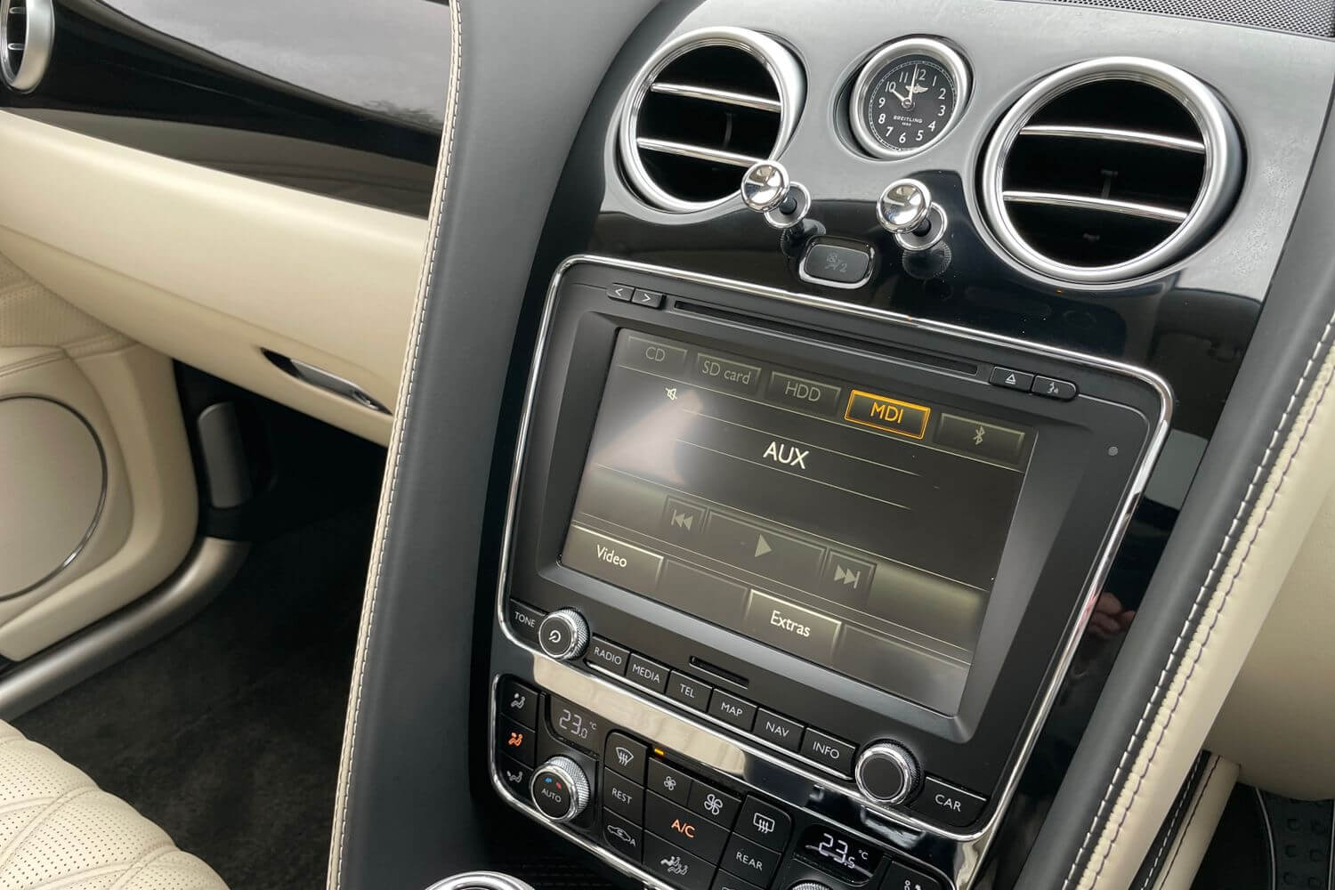 Bentley FLYING SPUR thumbnail image number 38