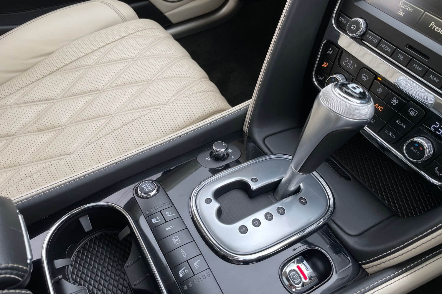 Bentley FLYING SPUR thumbnail image number 44