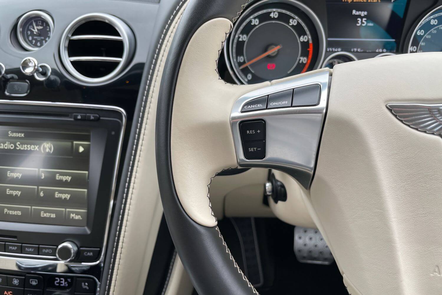 Bentley FLYING SPUR thumbnail image number 46