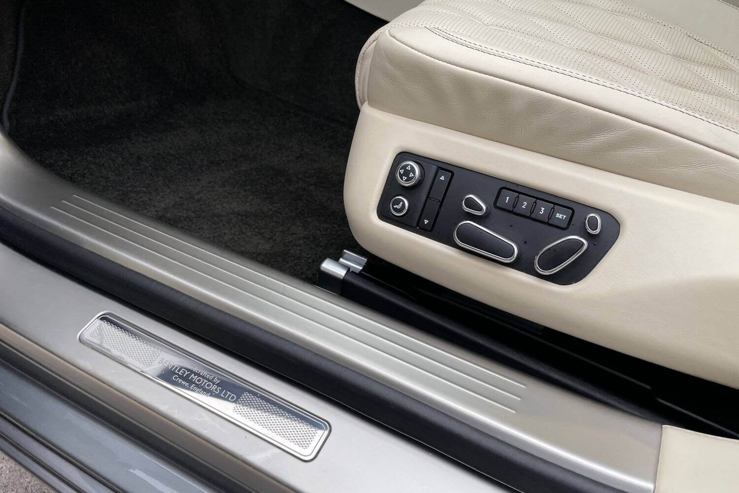 Bentley FLYING SPUR thumbnail image number 60