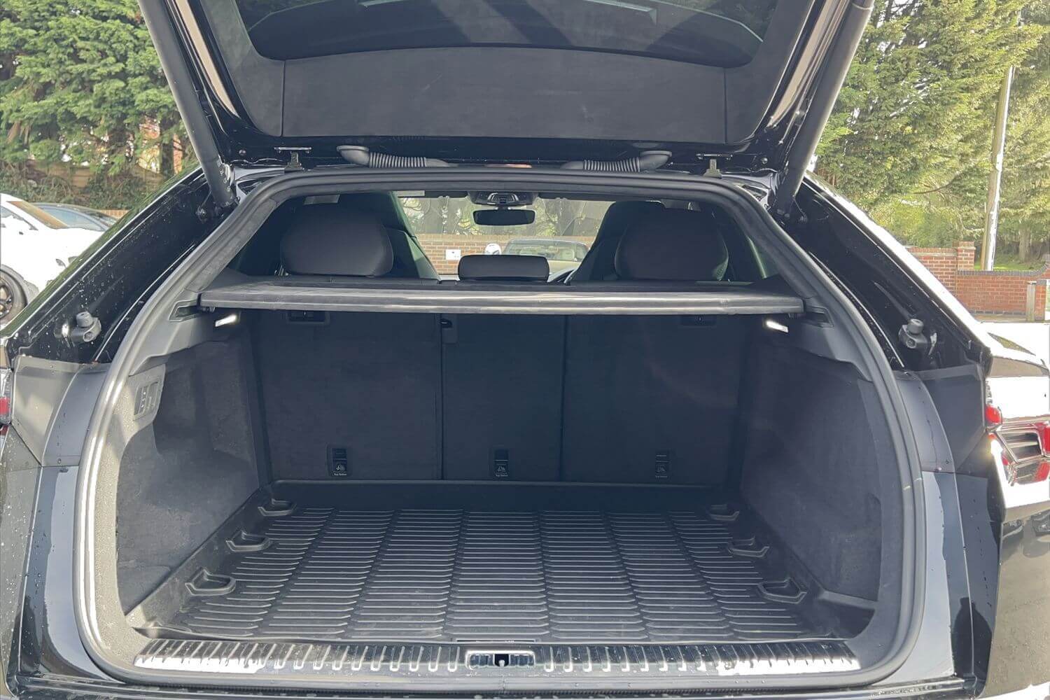 LAMBORGHINI URUS thumbnail image number 10