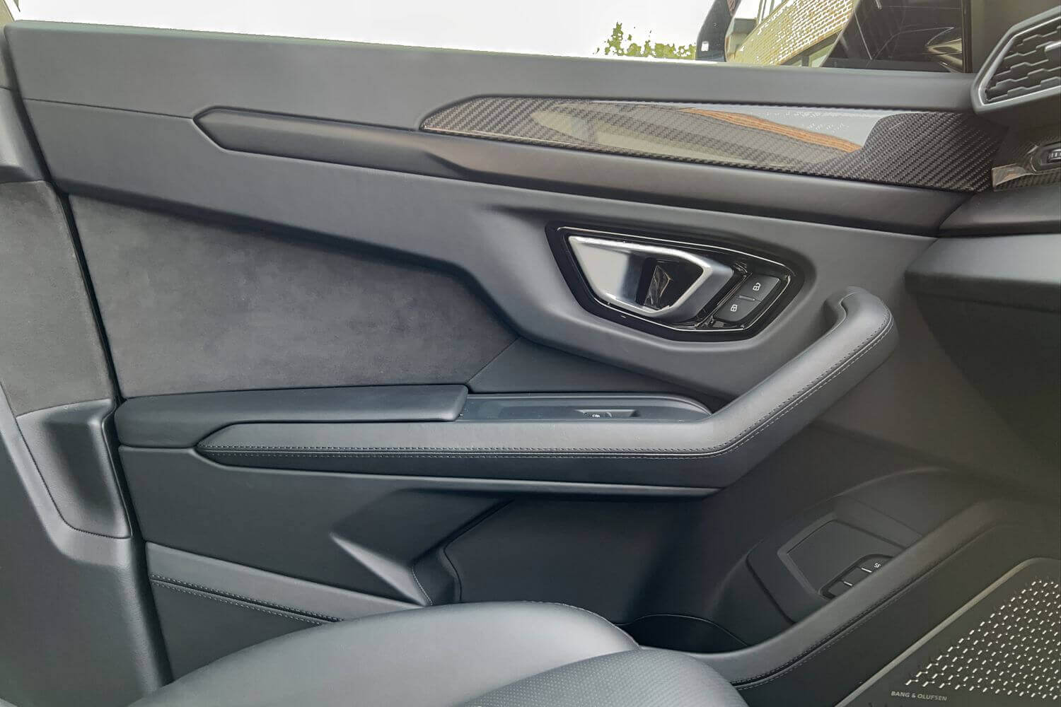 LAMBORGHINI URUS thumbnail image number 14