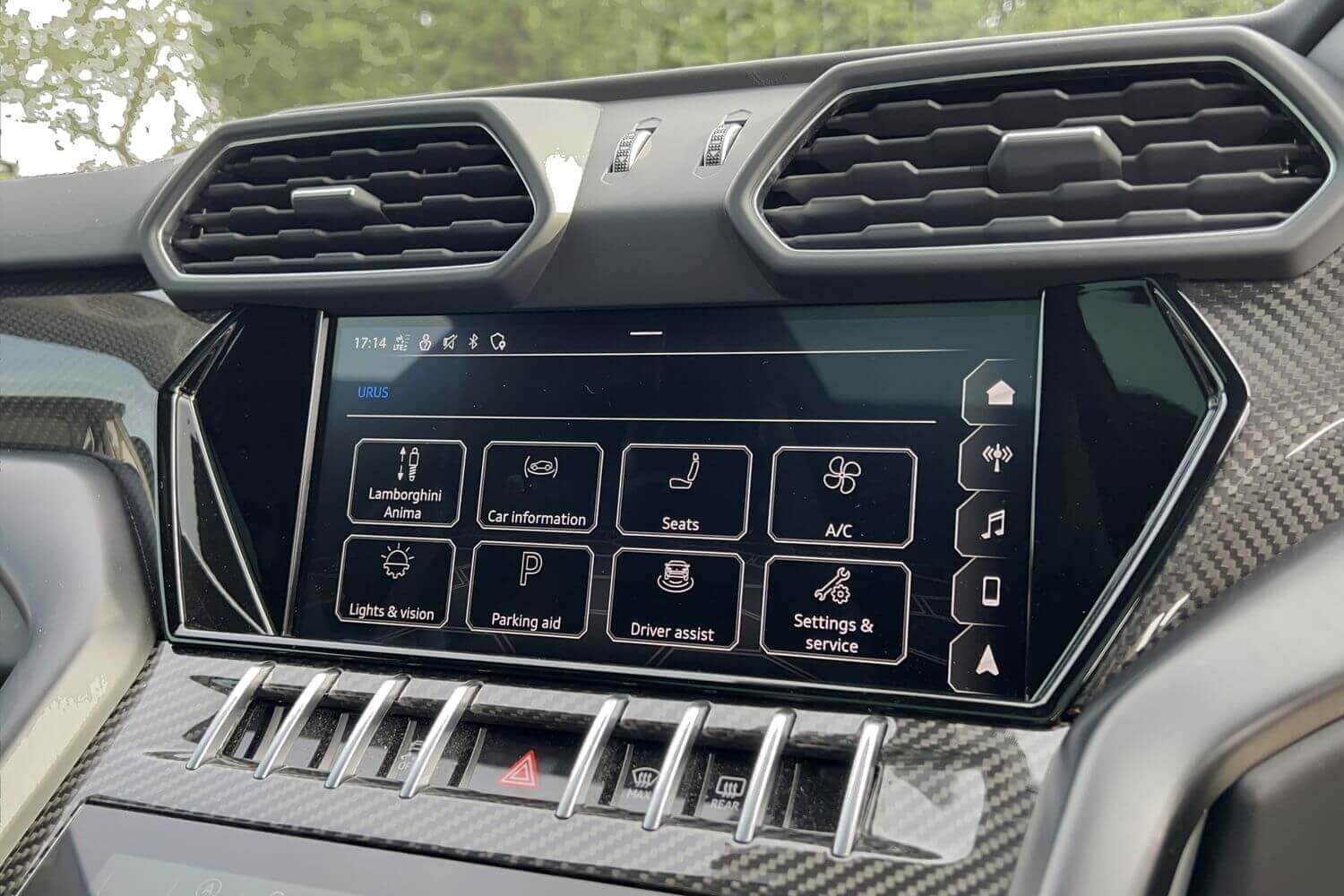 LAMBORGHINI URUS thumbnail image number 15