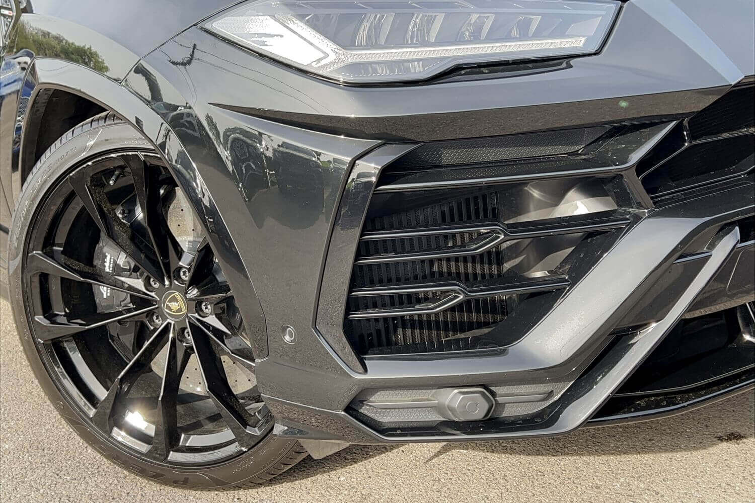 LAMBORGHINI URUS thumbnail image number 2
