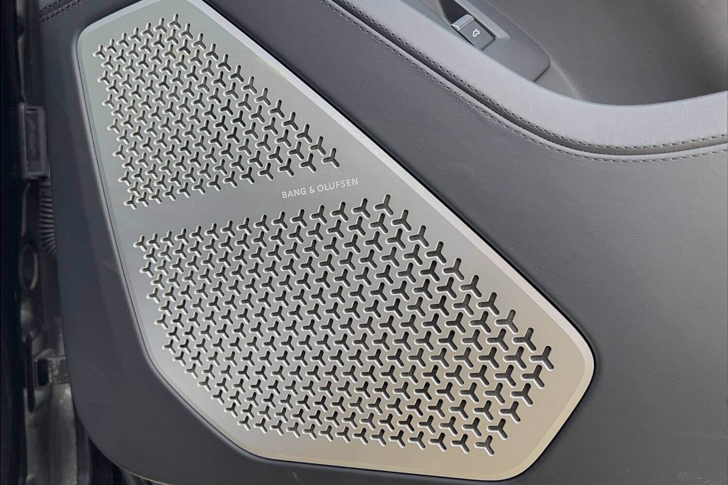 LAMBORGHINI URUS thumbnail image number 28