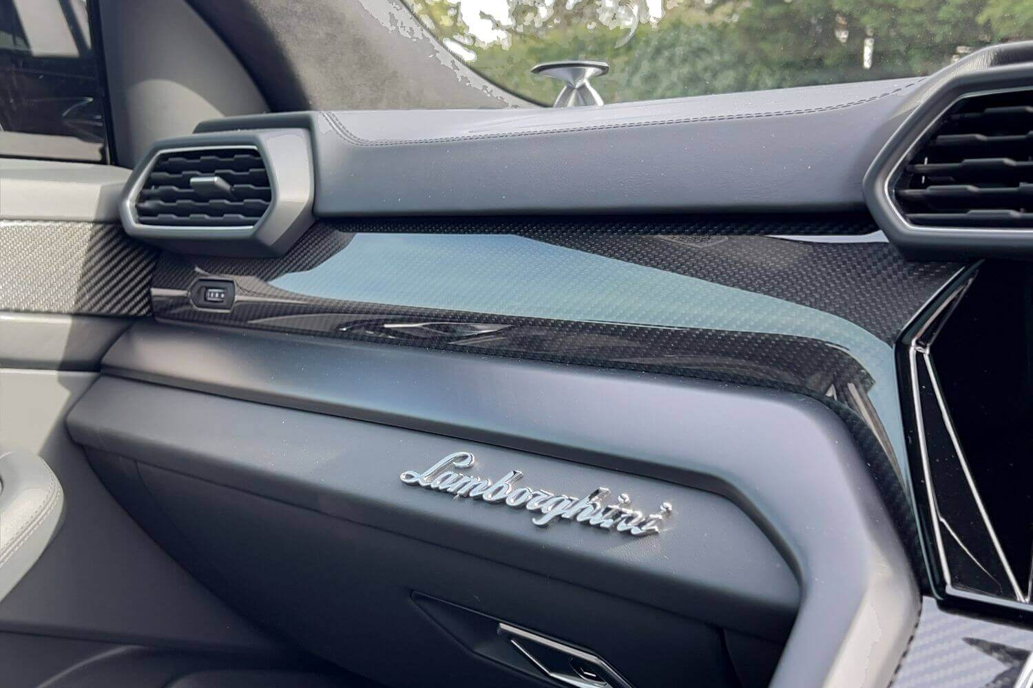 LAMBORGHINI URUS thumbnail image number 30