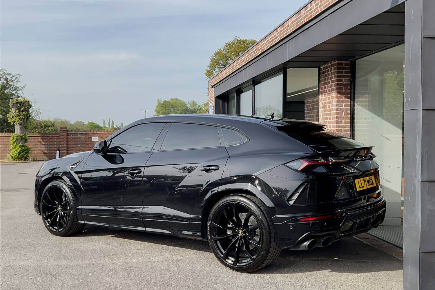 LAMBORGHINI URUS thumbnail image number 35