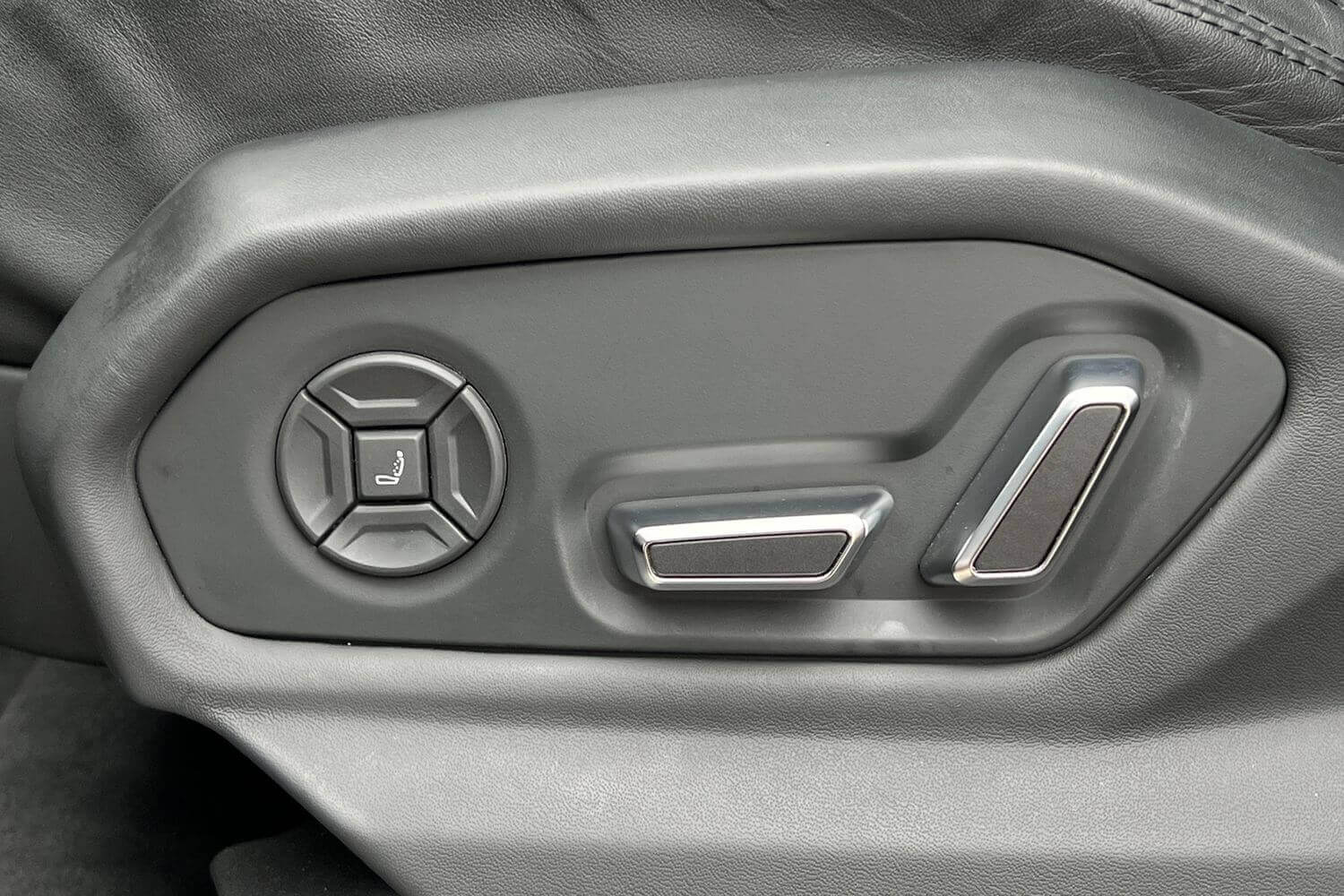 LAMBORGHINI URUS thumbnail image number 36