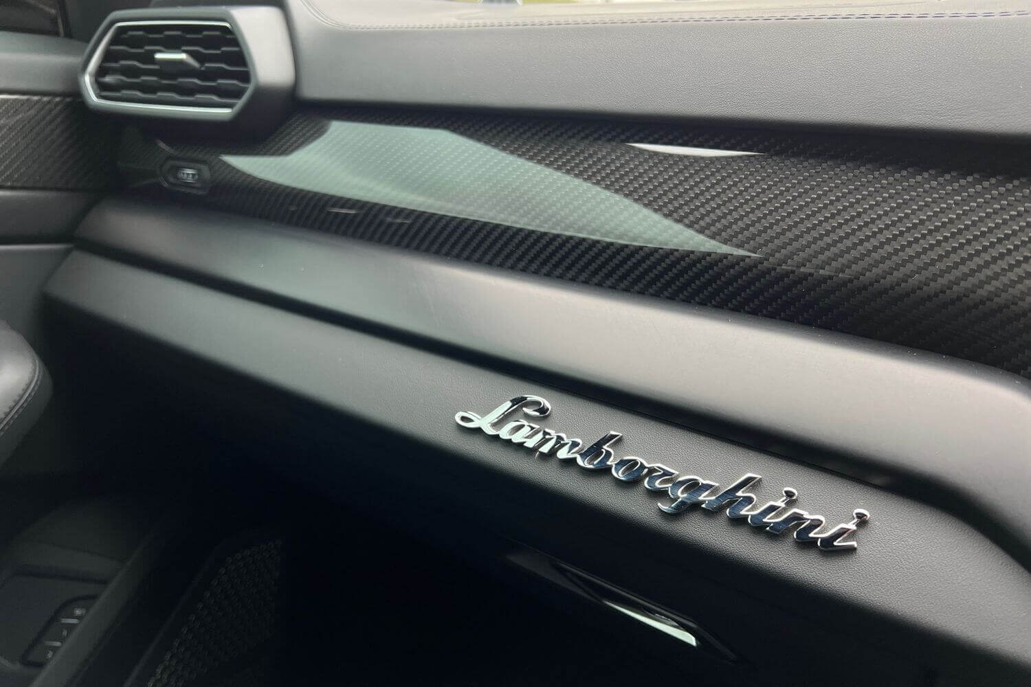 LAMBORGHINI URUS thumbnail image number 37