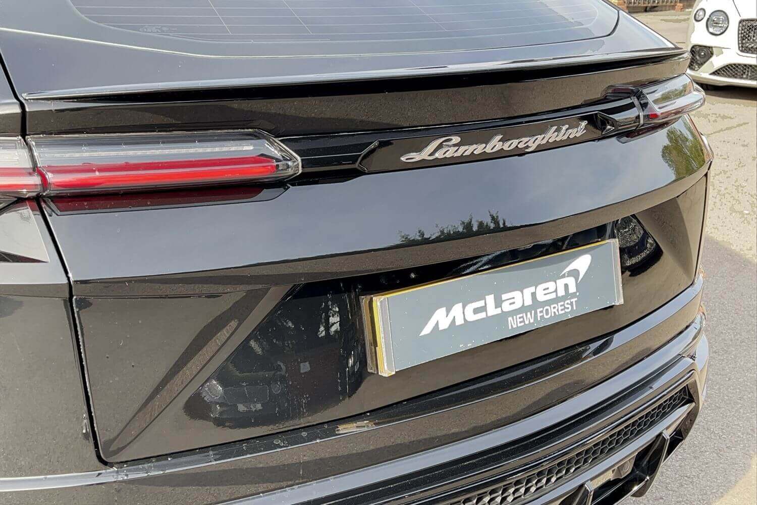 LAMBORGHINI URUS thumbnail image number 9