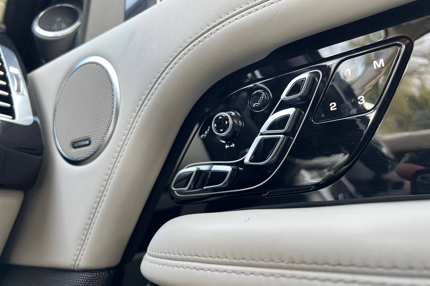 Land Rover RANGE ROVER thumbnail image number 17