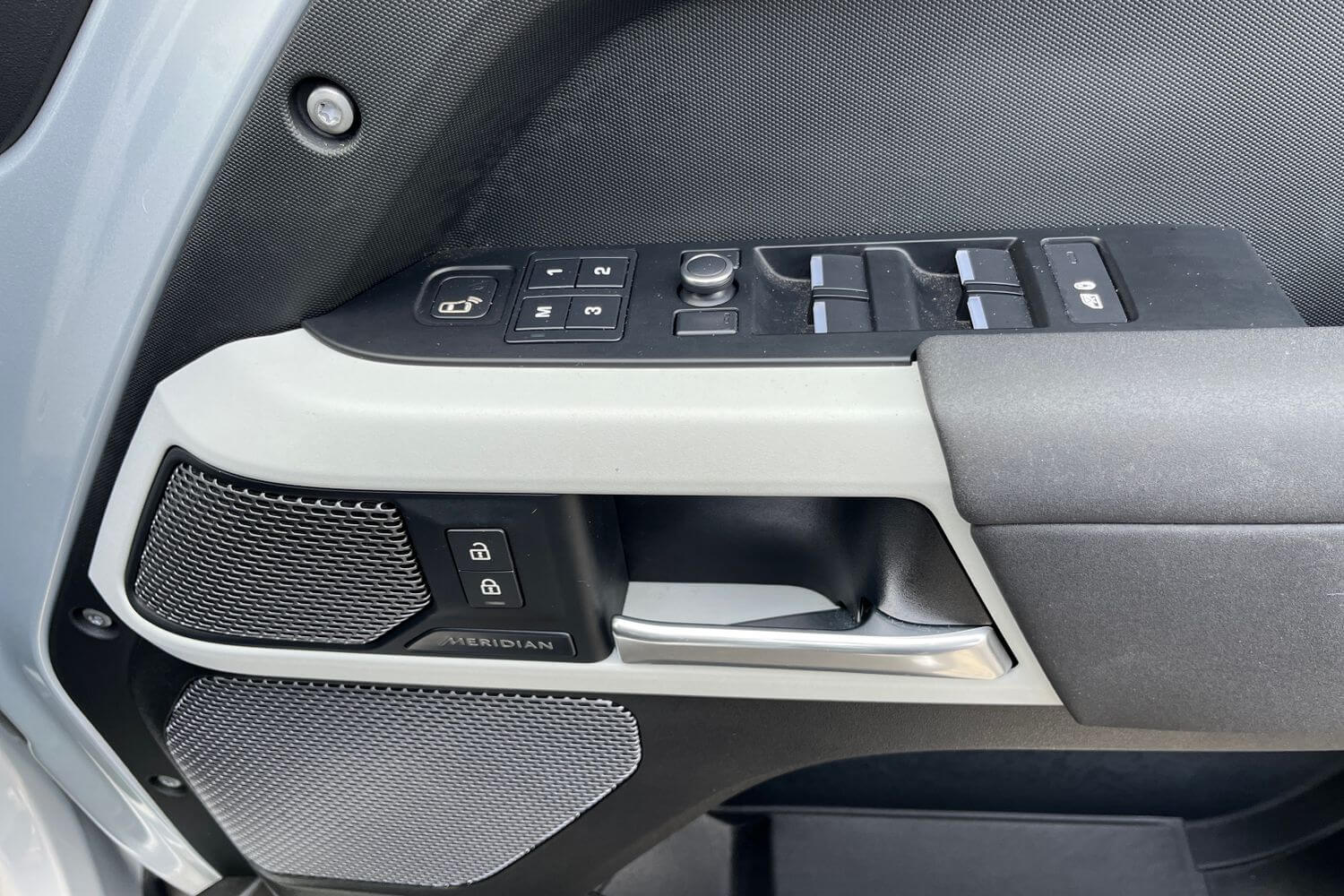 Land Rover DEFENDER thumbnail image number 35