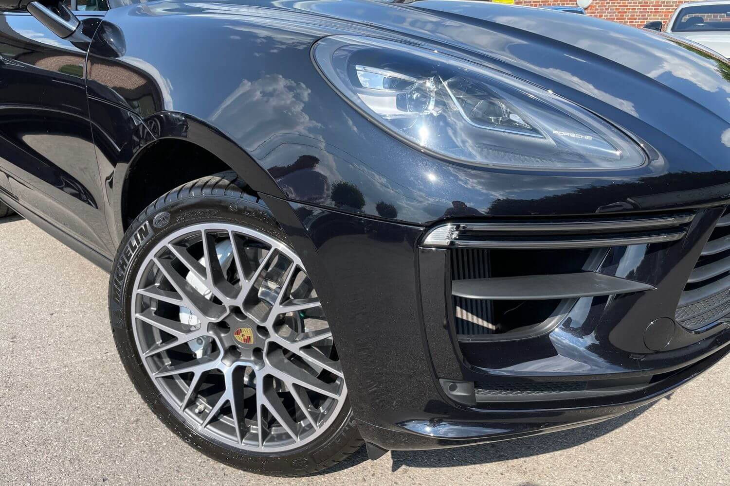 Porsche MACAN thumbnail image number 2