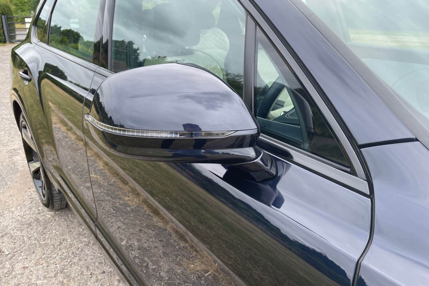 Bentley BENTAYGA thumbnail image number 3