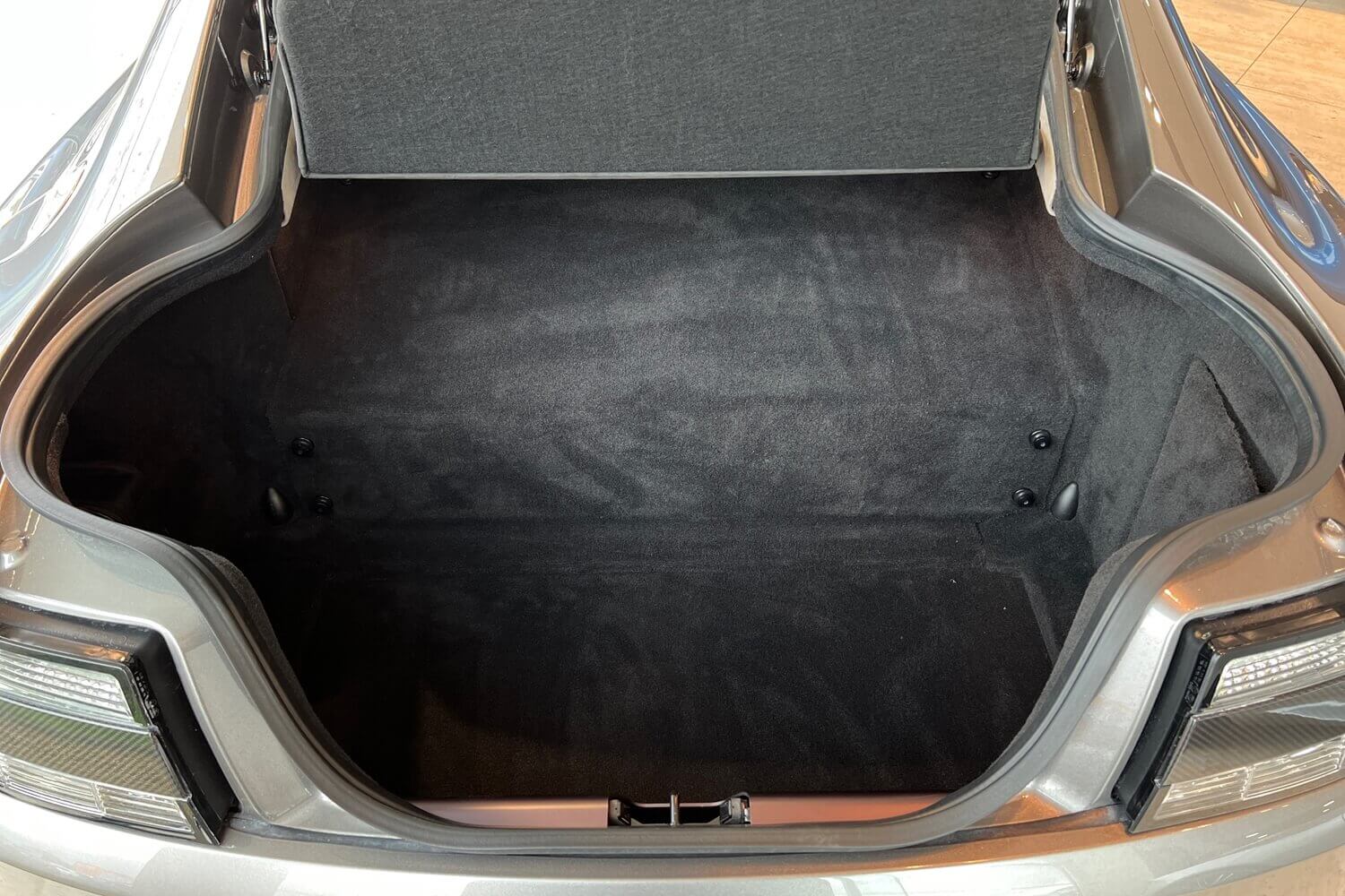 Aston Martin Vantage thumbnail image number 10