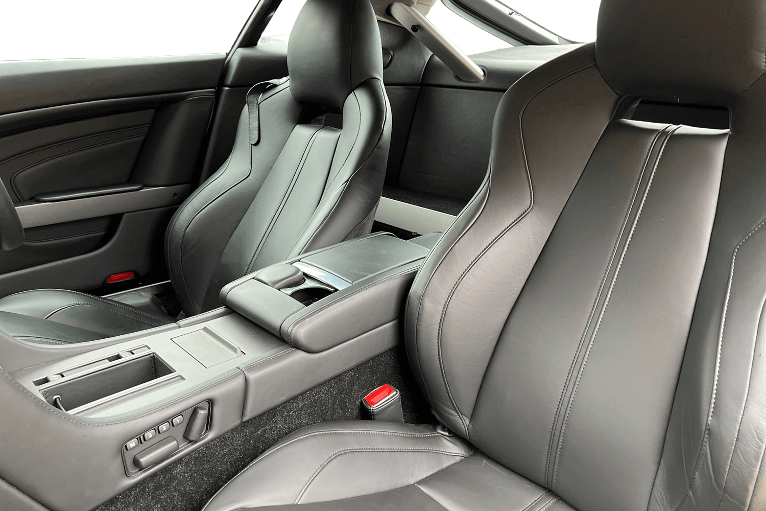 Aston Martin Vantage thumbnail image number 11